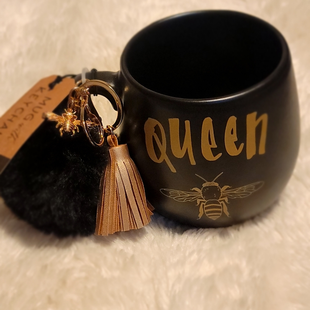 Prima Design-QUEEN Textured Lettering and Bee Figure. 18oz Mug with Keychain